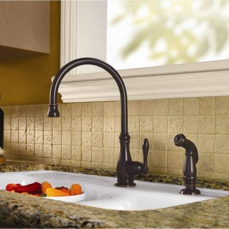 Marmorbad im Retro-Stil.