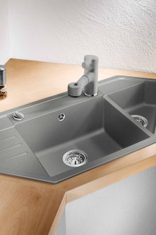 Сиви лъскави плочки на пода на кухнята.