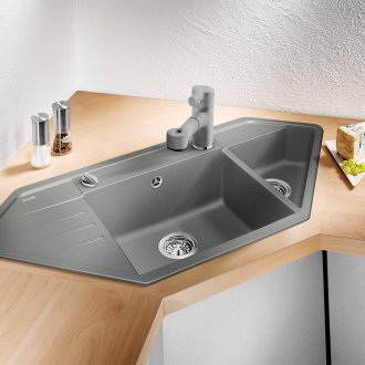 Сив диван на прозореца на прозореца