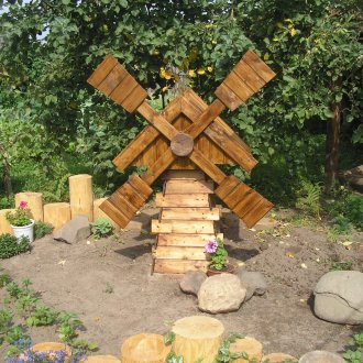 Декоративна мелница от дърво в градината