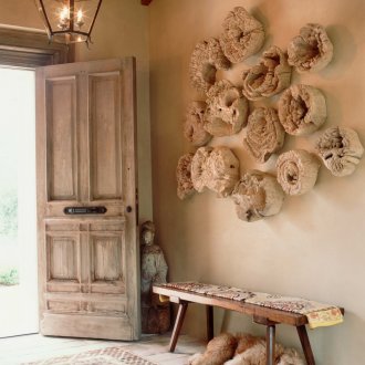 Малина стена в спалнята