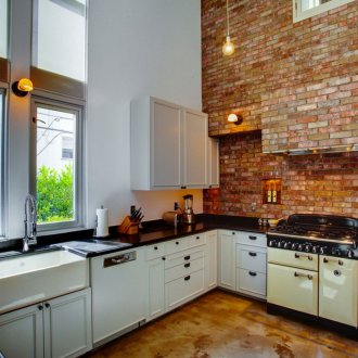 Тухла в кухнята с високи тавани