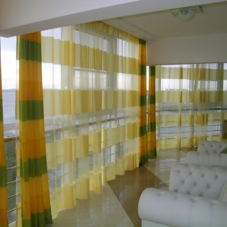 Раирани завеси върху остъклена лоджия