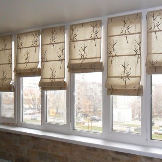 Римски завеси със снимка на балкона