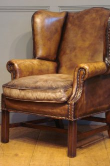 Кожен стол на дървени крака