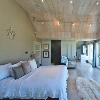 Малина спалня акцент