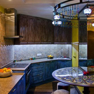 Hiasan tingkap dapur dengan lambrequin
