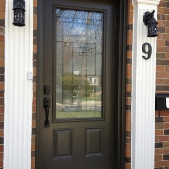 Черна врата със стъкло