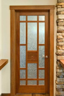 Врата с непрозрачно стъкло