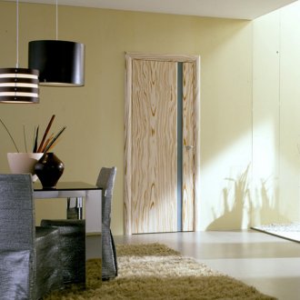 Стъклена лента в дървена врата