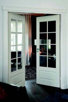 Люлееща се врата със стъкло