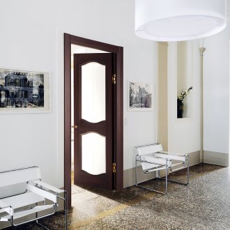 Врата от тъмно дърво със стъкло