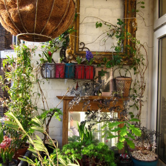 Декор на балкон с цветя