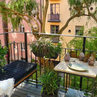 Висящи саксии за цветя на балкона