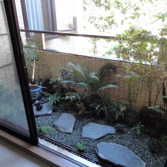 Японски вентилатор на стената в интериора на хола