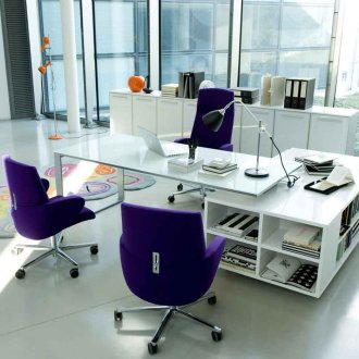 Изпълнителен офис с панорамен прозорец