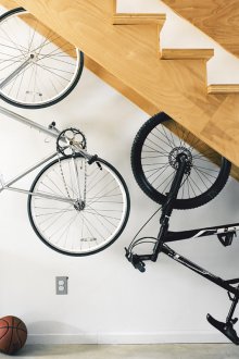 Съхранение на велосипеди под стълбите