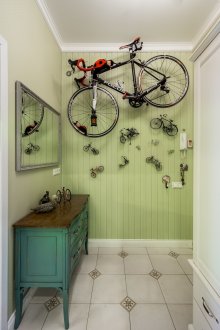 Велосипед в интериора на коридора