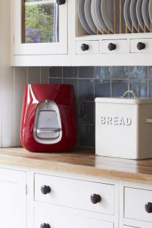 Червена метална маса