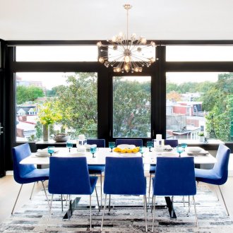 Сини столове в комплект за трапезария