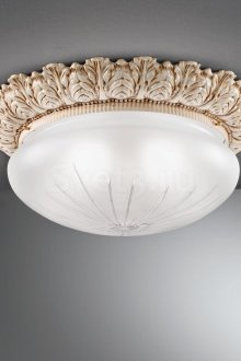 Бял тапет с декор