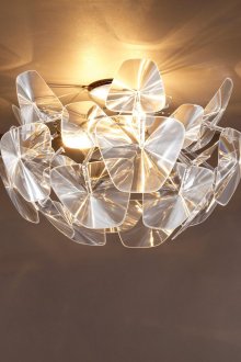 유리 바가 있는 완벽한 주방