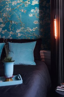 Копринен тюркоазен тапет в спалнята