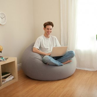 Надуваем стол в интериора на апартамента