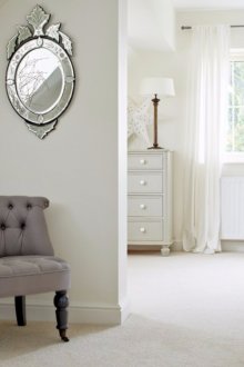 Аквариум в стената на спалнята