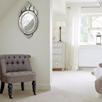 Половин стол в интериора на спалнята