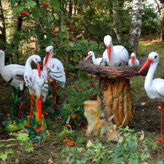 Градинска скулптура на щъркели