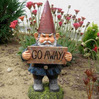 Скулптура под формата на зъл гном в частна градина