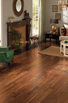 Розов диван в еклектичен интериор