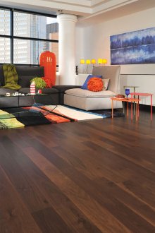 Орехов ламинат в интериора на апартамента