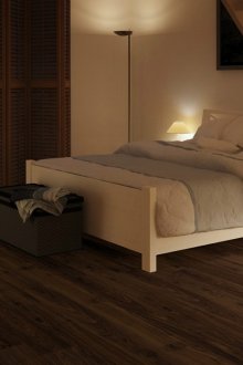 Орехов ламинат в интериора на спалнята на селска къща