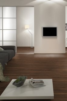 Орехов ламинат в студио