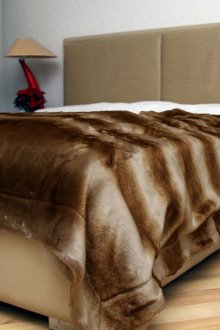 Одеяло от кафява кожа в интериора на спалнята