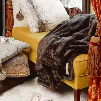 Каша с козина на дивана в хола