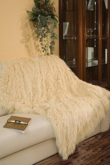 Кожено одеяло от млечен цвят във вътрешността на апартамента