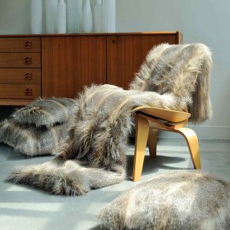 Каша с кожа с възглавници в интериора