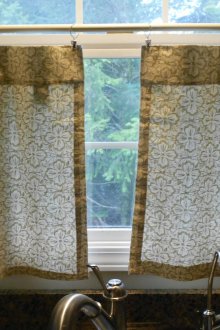 Завеси в стила на кафене в кухнята