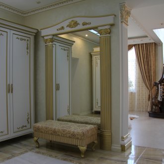 Гланцова боя по стените в коридора