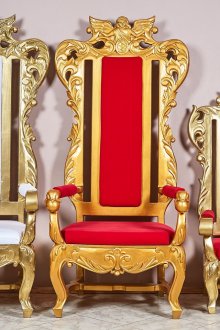 Бял диван с висок гръб