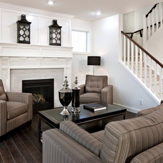 Маршируващи стълби в интериора на хола