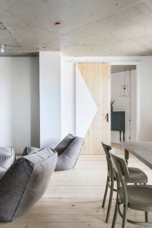 Балкон в минималистичен стил с панорамни прозорци