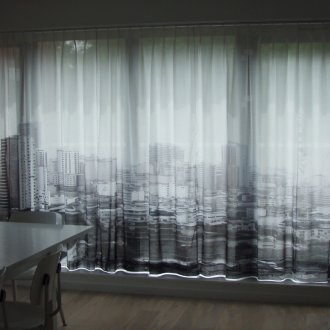 Сив копринен екран с геометричен модел