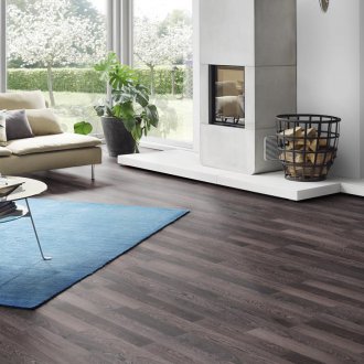 Черен диван в интериора на частна къща