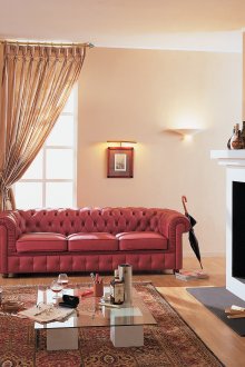 Диван с червен честър