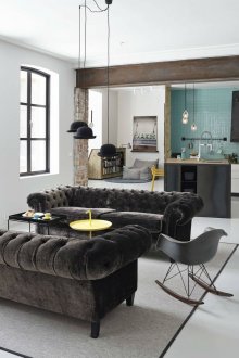 Диван от Честър в интериора на таванското помещение