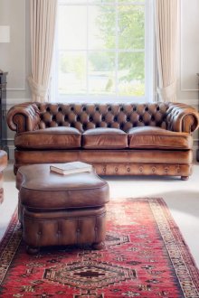 Диван Честър в интериора на селска къща